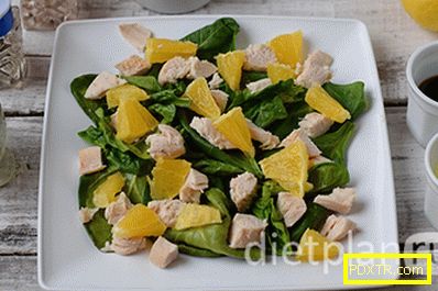 Диетична салата от пилешки гърди, спанак и портокал