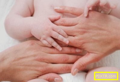 Здравният масаж на детето се извършва от ръцете на майката.