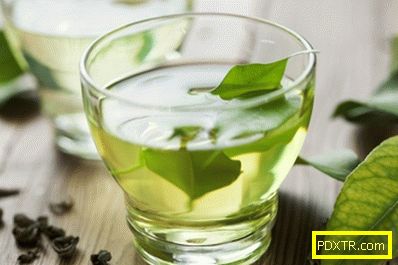 Зелен чай с листьями