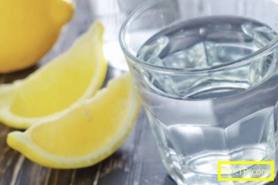 Вода с лимон и сол