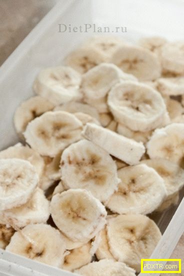 Бананите от ягоди се разклащат с домашно кисело мляко