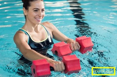 Ефективни упражнения в басейна за отслабване корема, бедрата