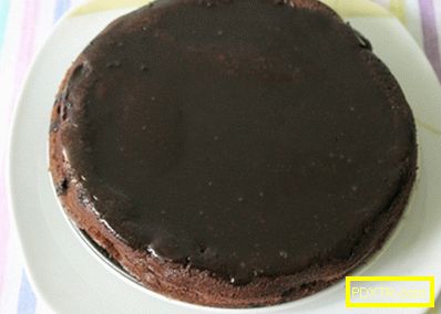 Шоколадова торта с шоколадова глазура и лешник