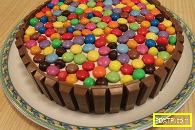 Тортата у дома за рождения ден е подготвена от самите нас