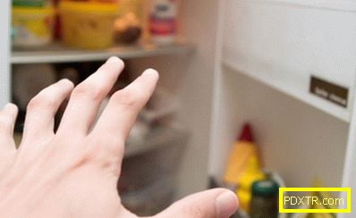 Ръката се простира в хладилника