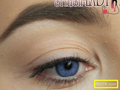 Лек и ефективен грим за сини очи с цветна стрелка