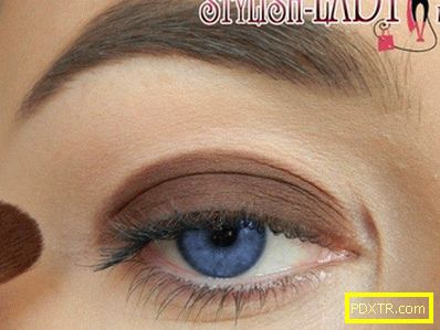 Лек и ефективен грим за сини очи с цветна стрелка