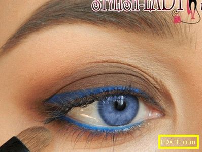 Лек и ефективен грим за сини очи с цветна стрелка